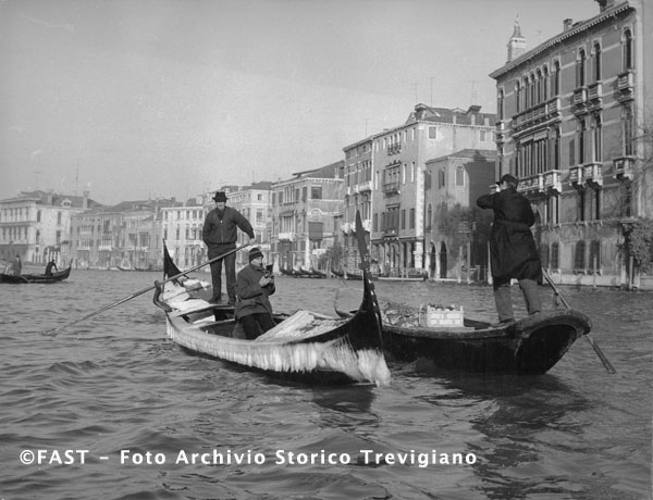 Venezia, gondole sul Canal Grande